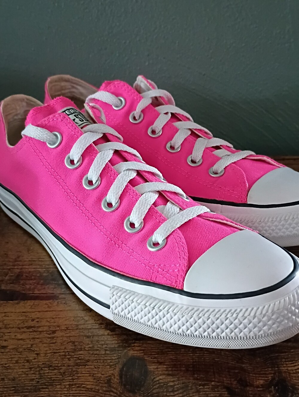 Converse All Star Low Top Chucks Women's 9/Mens 7 Neon Hot Pink Unisex Sneaker